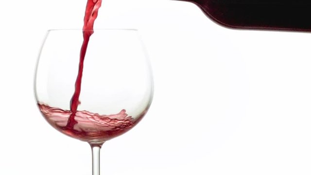 verre de vin rouge sur fond blanc en slow motion 500 fps