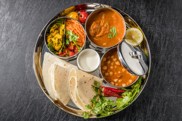 インドの一般的なカレーランチ ミールズ　chapati and curry lunch