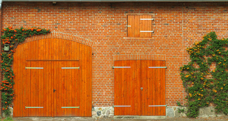 Fassade eines Bauernhofes mit geschlossenen Toren im Herbst © Wilm Ihlenfeld