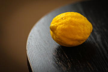 Лимон на столе