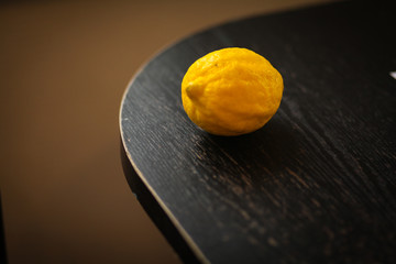 Лимон на столе