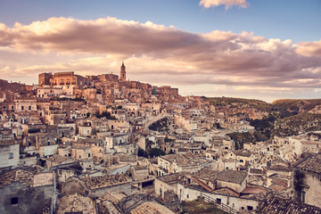 Fototapeta na wymiar tramonto sulla città di Matera