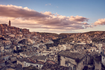 Fototapeta na wymiar tramonto sulla città di Matera