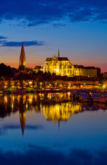 Fototapeta na wymiar Auxerre, les bords de l'Yonne la nuit, abbaye Saint-germain, Bourgogne-Franche-Comté, 