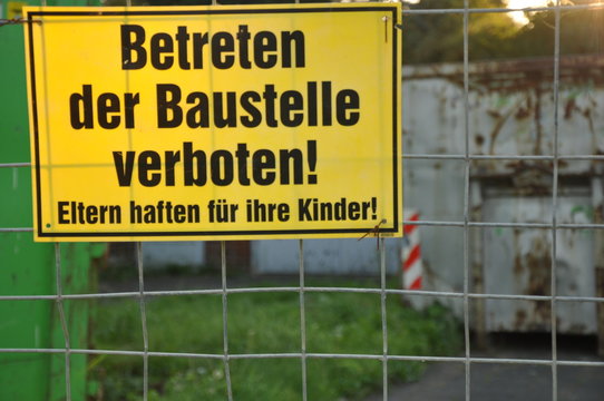 Betreten der Baustelle verboten!