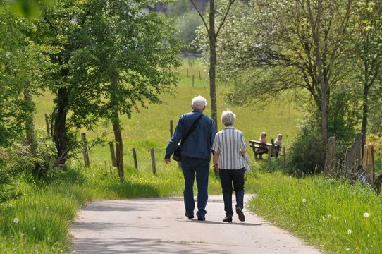 Senioren beim Spaziergang