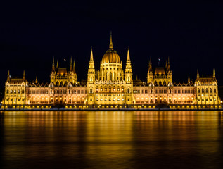 Fototapeta na wymiar Parlament von Budapest bei Nacht