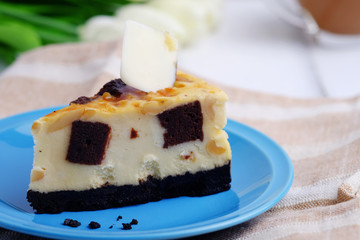 Cheesecake with brownie.