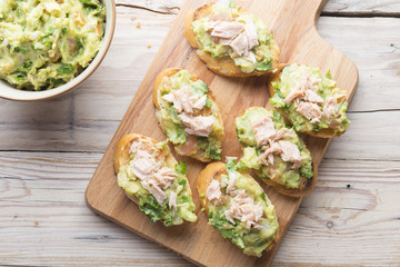 Bread with guacamole