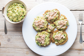 Burger of quinoa with tuna and guacamole