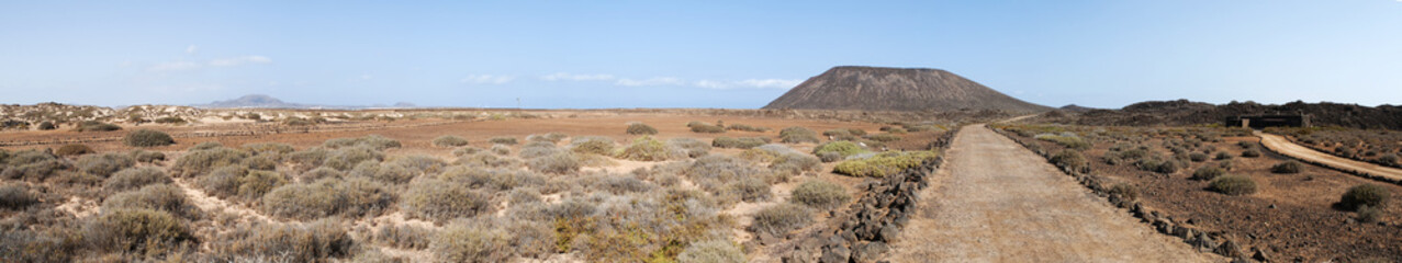 Fuerteventura, Isole Canarie: il sentiero per la cima del vulcano Caldera sull'isolotto di Lobos il 4 settembre 2016