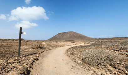 Fuerteventura, Isole Canarie: il sentiero per la cima del vulcano Caldera sull'isolotto di Lobos il...