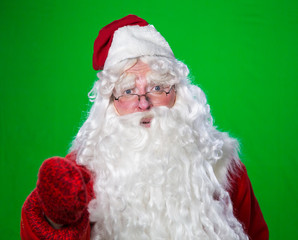 Дед Мороз, Санта Клаус или Пер Ноэль в красном костюме на зеленом фоне