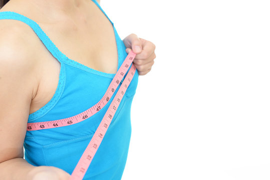胸囲を測る女性