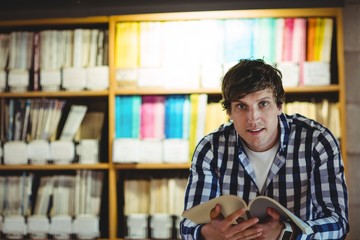 Obraz premium Student reading book in college library