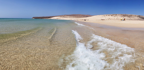 Fuerteventura, Isole Canarie: l'acqua cristallina e la vista panoramica della spiaggia di Jandia,...