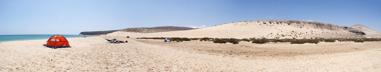 Fuerteventura, Isole Canarie:una tenda e la vista panoramica della spiaggia di Jandia, una delle più famose dell'isola per il windsurf e il kitesurf, il 4 settembre 2016