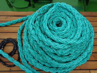 Морской канат на деревянной палубе корабля