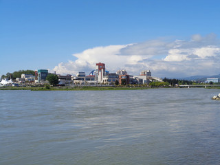 Современная городская архитектура, торговые центры и жилые здания на набережной реки
