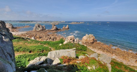 Fototapeta na wymiar Vue panoramique sur la côte à Pors Scaff Plougrescant en Bretagne
