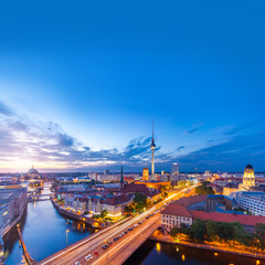 Fototapety  Berlin Panorama am Abend von der Fischerinsel mit Blick auf den Alexanderplatz und Fersehturm