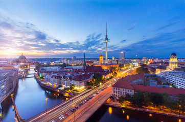 Berlin Panorama am Abend von der Fischerinsel mit Blick auf den Alexanderplatz und Fersehturm - obrazy, fototapety, plakaty