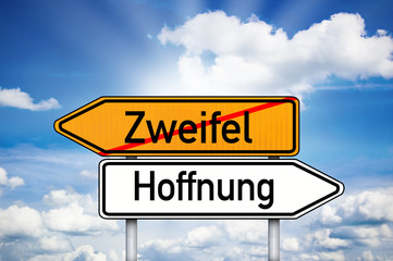 Schild mit Wegweiser Zweifel und Hoffnung