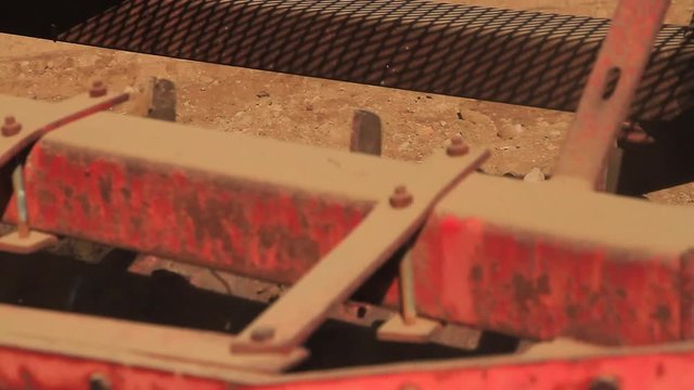 Detalle de Rastrillo mecanico para recoger piedras de la tierra
