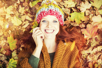 Junge Frau im Herbst