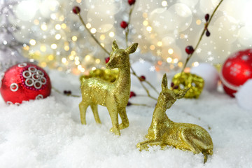 Zwei Weihnachtsrehe und rote Baumkugeln