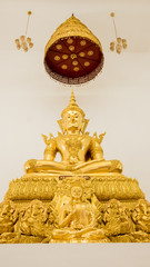 Fototapeta premium Detail of Buddha gold statues decorating the Buddhist temple in Wat Hin Thaen Lamphachi temple (Temple public) . Kanchanaburi ,Thailand