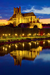 Fototapeta na wymiar Auxerre, les bords de l'Yonne la nuit, cathédrale Saint-Étienne, Bourgogne-Franche-Comté, 