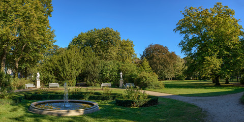Ziergarten im denkmalgeschützten Gutspark Marienfelde (Ansicht von Westen)