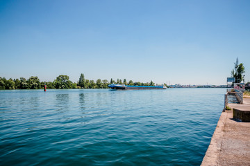 Naklejka premium Péniche entrant dans la Saône au niveau du point de confluence à Lyon
