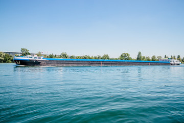 Péniche entrant dans la Saône au niveau du point de confluence à Lyon