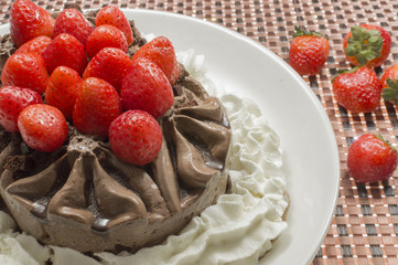 helado de chocolate con fresas y nata 