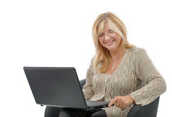 Naklejka premium Portrait of a smiling mature woman using laptop