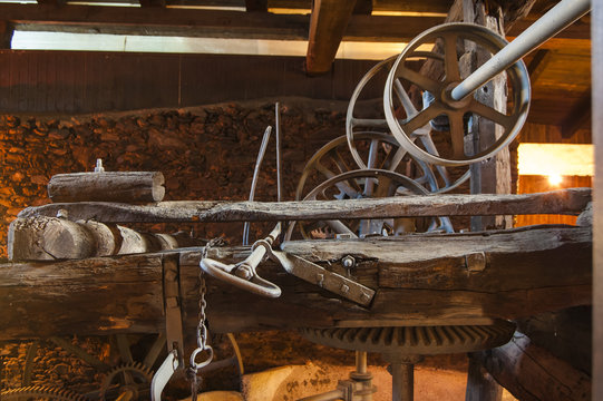 Molino de aceite, maquinaria encargada de girar la piedra para moler