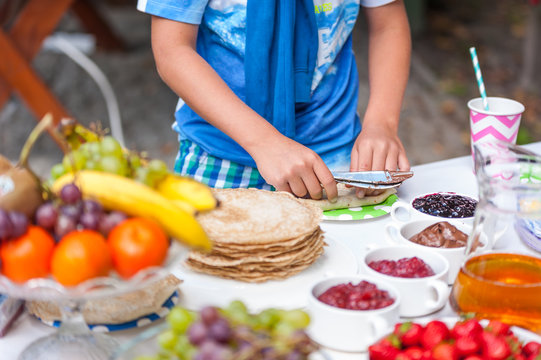 Naleśniki z owocami i czekoladą