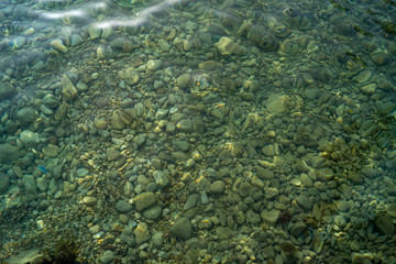 Steine im glasklaren Wasser