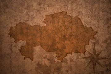 Zelfklevend Fotobehang Verweerde muur Kazachstan kaart op vintage crack papier achtergrond
