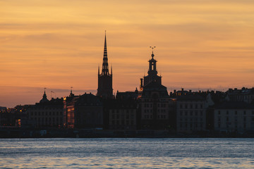 Obraz premium Piękny super szerokokątny panoramiczny widok z lotu ptaka Sztokholmu w Szwecji z portem i panoramą z krajobrazem za miastem, widziany z wieży widokowej, słoneczny letni dzień z błękitnym niebem