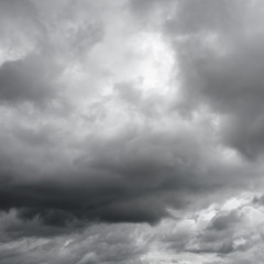 Obraz premium Sunshine through gray sky, rain.