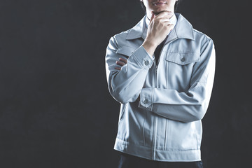 作業服を着ている男性 黒背景