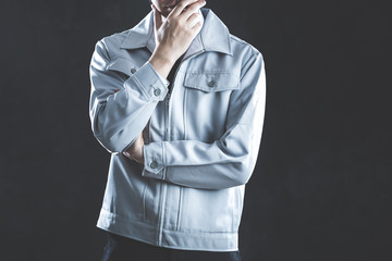 作業服を着ている男性 黒背景