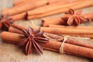 cinnamon powder with sticks