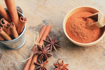 cinnamon powder with sticks