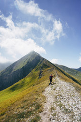Escursionista cammina sulla cresta della montagna