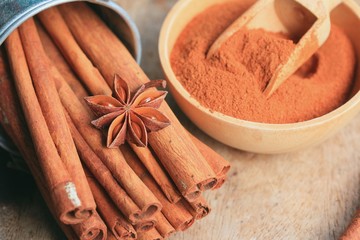 cinnamon powder with sticks