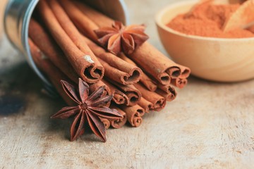 cinnamon powder with sticks